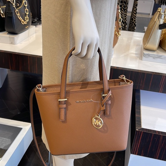 MICHAEL KORS
Jet Set Travel Extra-Small Saffiano Leather Top-Zip Tote Bag
NWT - Picture 16 of 16